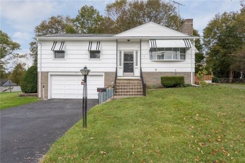 61 Meadowcrest Dr, Cumberland, RI 02864 exterior