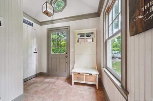 27 Chestnut Hill Rd, Sandy Hook, CT 06482 exterior