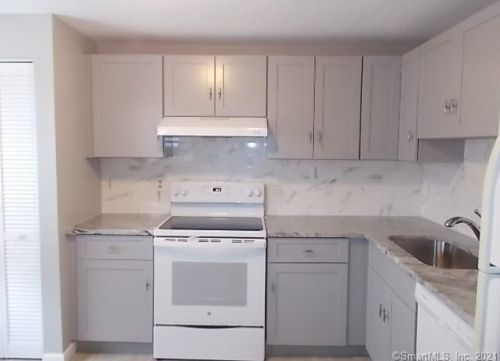 15 Heather Rdg, Huntington, CT 06484 exterior