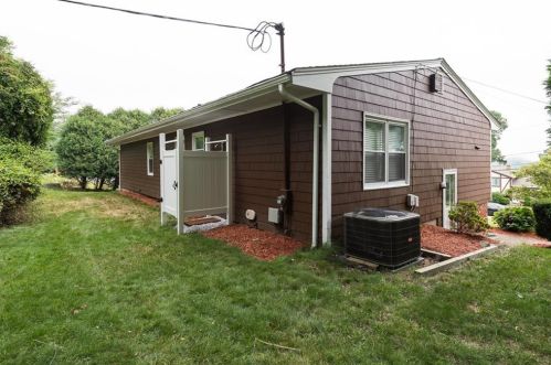 24 Bonnet View Dr, Narragansett, RI 02882 exterior