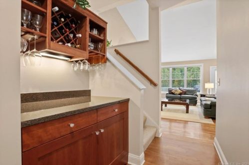 1 Ashwood Cir, Huntington, CT 06484 exterior
