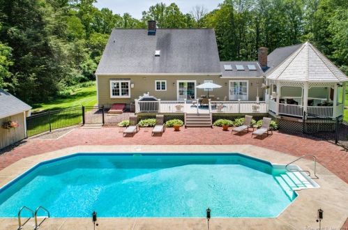 304 Hubbard Rd, Higganum, CT 06441 exterior