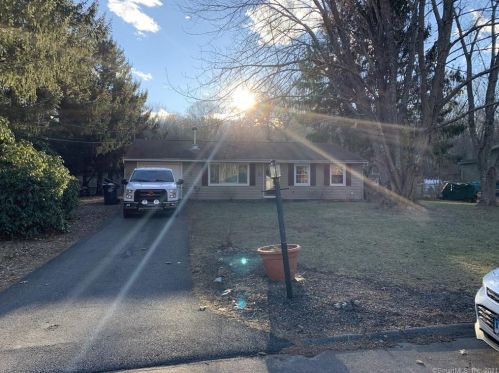 148 Meeting House Ln, Gales-Ferry, CT 06339 exterior