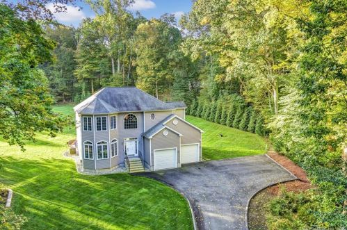 31 Golden Hill Ln, Huntington, CT 06484 exterior