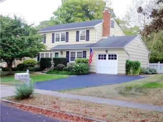 110 Drake Ln, Fairfield, CT 06824 exterior