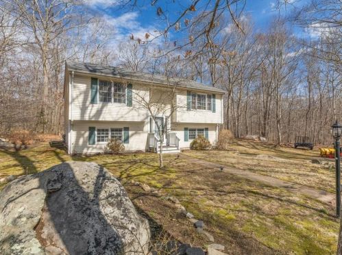 90 Red Maple Ter, North-Kingstown, RI 02852 exterior