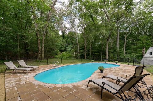 72 Gutzon Borglum Rd, Stamford, CT 06903 exterior