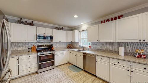 10 Hickory Hl, Huntington, CT 06484 exterior