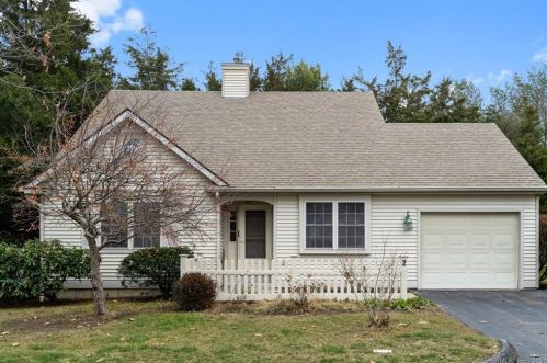 2 Cherry Blossom Ln, Niantic, CT 06357 exterior