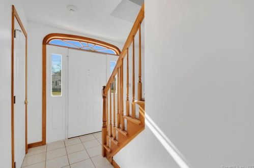 210 Elm St, Windsor-Locks, CT 06096 exterior