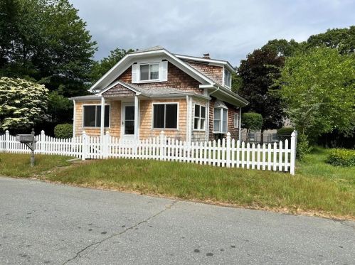 72 Yates Ave, Warwick, RI 02889 exterior