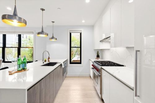 586 3Rd St, Roxbury-Xing, MA 02127 exterior