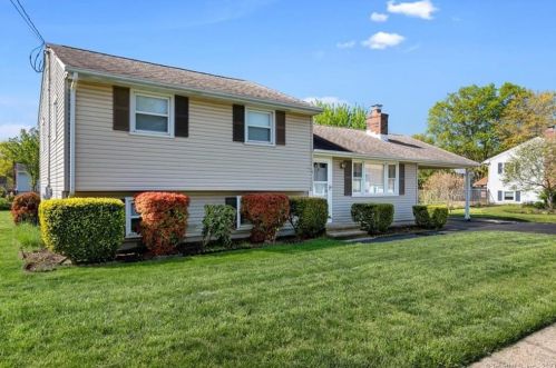 4 Meadowland Cir, Plainville, CT 06062 exterior