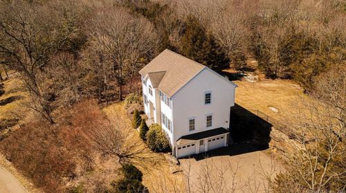 100 Cali Dr, Huntington, CT 06484 exterior