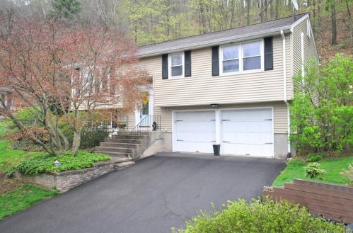 104 Metacomet Rd, Plainville, CT 06062 exterior