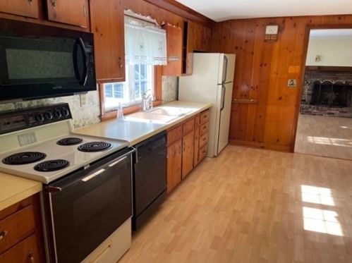 45 Riverside Dr, Wrentham, MA 02093 exterior