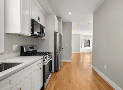 28 Falcon St, Roxbury-Xing, MA 02128 exterior