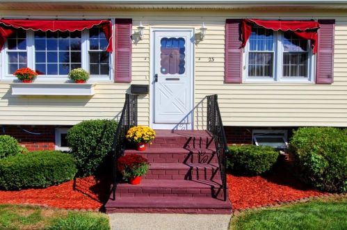 23 Howard Ave, North Providence, RI 02911 exterior