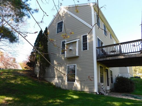 8 Willow Ln, Cumberland, ME 04021 exterior