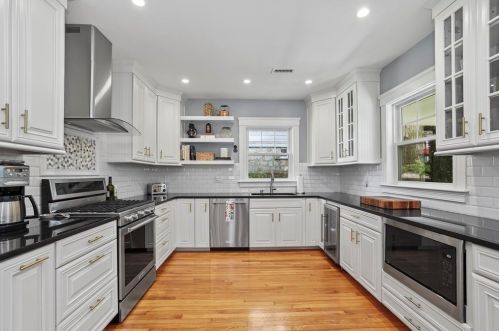 15 Robin St, Roxbury Xing, MA 02132 exterior