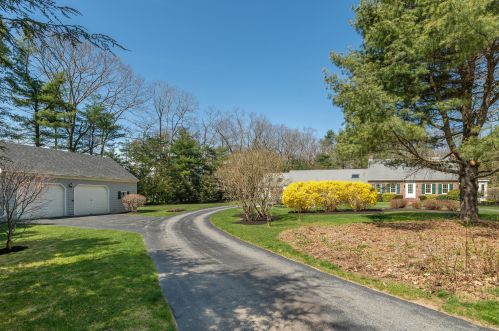 16 Hedgerow Dr, Falmouth, ME 04105 exterior