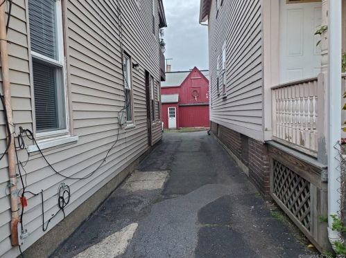 371 Nichols St, Bridgeport, CT 06608 exterior