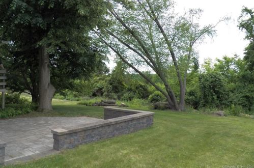 32 Wanda Dr, Beacon-Falls, CT 06403 exterior