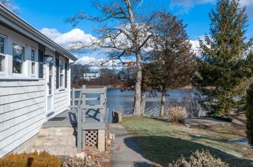76 Circuit Ave, Wareham, MA 02571 exterior
