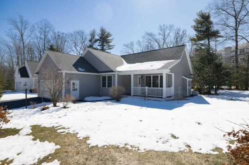 33 Vineyard Dr, Stratham, NH 03885 exterior