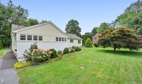 5 Stillman Rd, Bloomfield, CT 06002 exterior