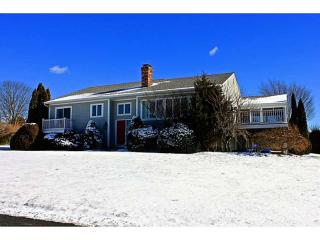 38 Oceanview Dr, Middletown, RI 02842 exterior
