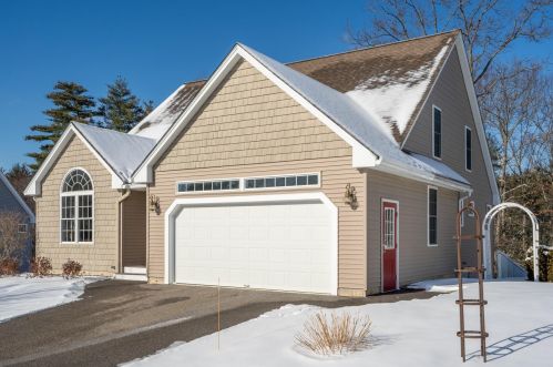 30 Autumn Ln, East-Kingston, NH 03827 exterior