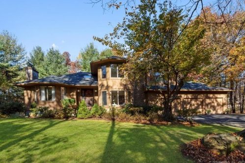5 Wyncairne, East Granby, CT 06026 exterior