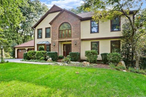 18 Caldron Dr, Bridgeport, CT 06611 exterior