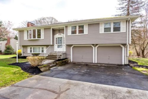 1 Camelot Ln, Medfield, MA 02052 exterior