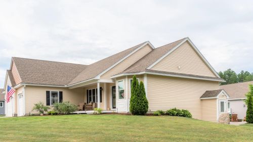18 Pilgrim Cir, Nashua, NH 03060 exterior