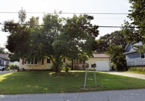 131 Hollis Ave, Warwick, RI 02889 exterior