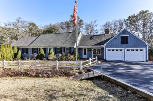 533 Poponessett Rd, Cotuit, MA 02635 exterior