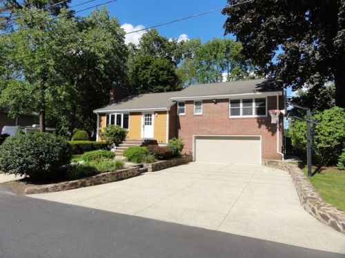 84 Perry Ave, Lynnfield, MA 01940 exterior