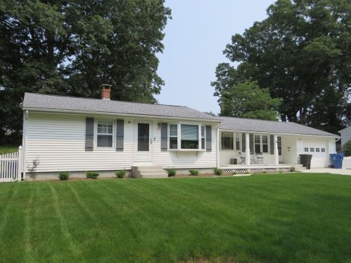 16 Pequot Trl, East-Greenwich, RI 02818 exterior