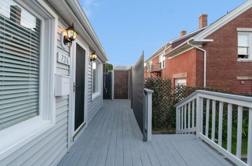 726 Main St, Woonsocket, RI 02895 exterior