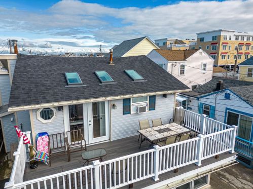 18 Perkins Ave, Hampton, NH 03842 exterior