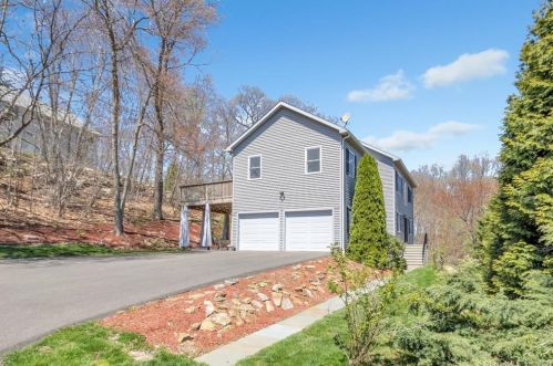 58 Basking Brook Ln, Huntington, CT 06484 exterior