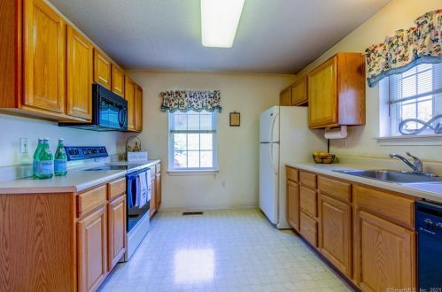 6 Vista View Dr, Wapping, CT 06074 exterior