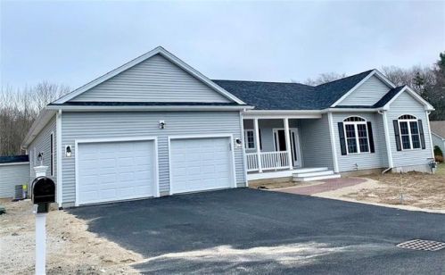 20 Peggy Dr, Cumberland, RI 02864 exterior