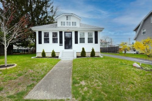 17 Warren Ave, Mansfield, MA 02048 exterior