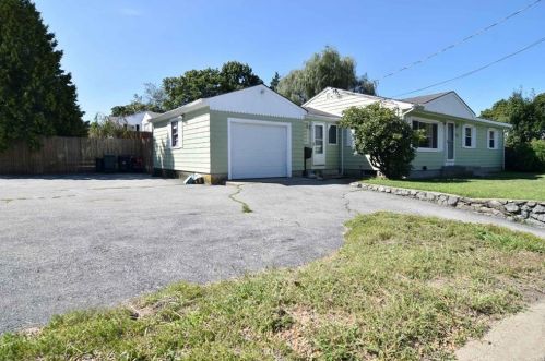 195 Hopkins Hill Rd, Coventry, RI 02816 exterior