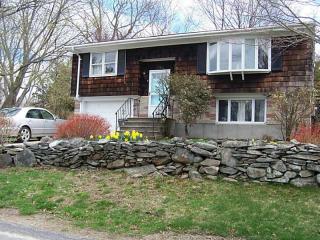 9 Winthrop Dr, Middletown, RI 02842 exterior
