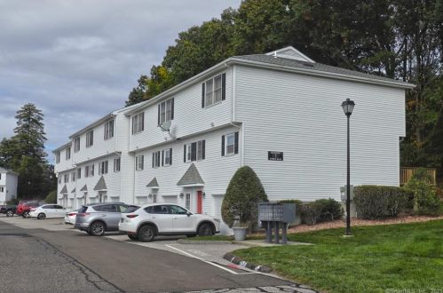 73 Commodore Cmns, Derby, CT 06418 exterior