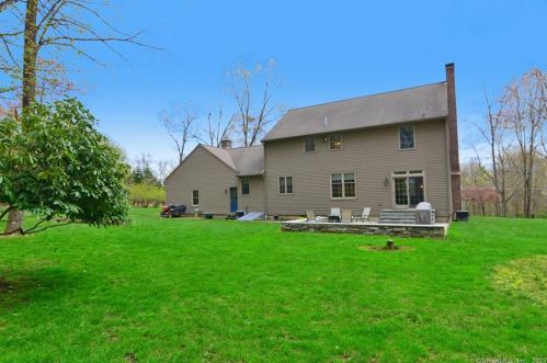 11 Hickey Rd, Pomfret-Center, CT 06259 exterior
